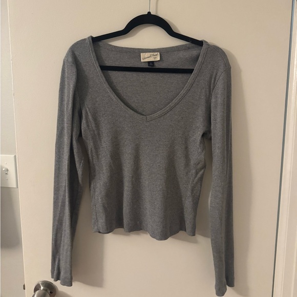 Gray Ribbed V-Neck Top - Picture 3 of 4